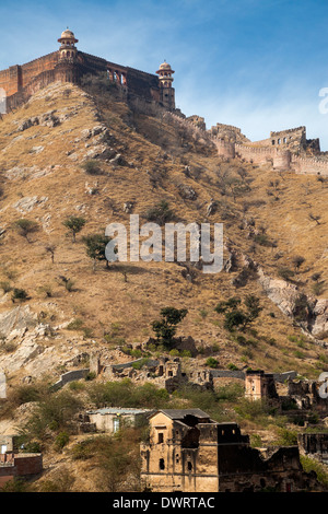 Jaipur, Rajasthan, India. Jaigarh Fort come visto da ambra (o Amer) Palace. Foto Stock