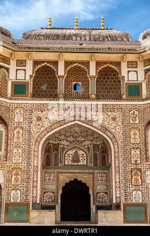Jaipur, Rajasthan, India. Ganesh Pol, l ingresso del Maharaja di Quarti privato, ambra (o Amer) Palazzo, vicino a Jaipur. Foto Stock