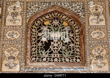 Jaipur, Rajasthan, India. Ambra Palace. Intonaco decorativo schermo nel telaio di legno in Sheesh Mahal, o la sala degli specchi. Foto Stock