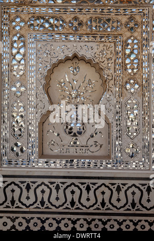 Jaipur, Rajasthan, India. Rappresentazione di un vaso da fiori in Sheesh Mahal, o la Sala degli Specchi, Ambra Palace, vicino a Jaipur. Foto Stock