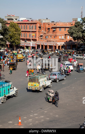 Jaipur, Rajasthan, India. A metà giornata il traffico nel centro cittadino di Jaipur. Foto Stock