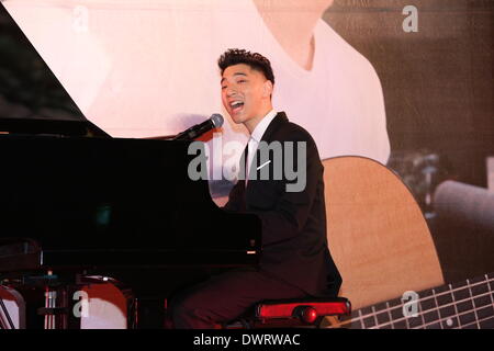 Taipei. Xii Mar, 2014. Il cantante Dawen rilasciare il suo nuovo album a Taipei il mercoledì 12 marzo, 2014. © TopPhoto/Alamy Live News Foto Stock