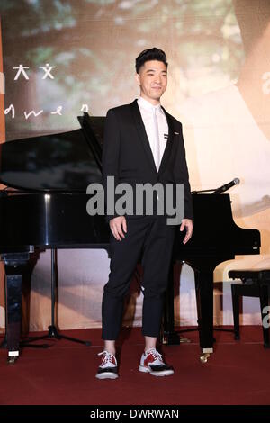 Taipei. Xii Mar, 2014. Il cantante Dawen rilasciare il suo nuovo album a Taipei il mercoledì 12 marzo, 2014. © TopPhoto/Alamy Live News Foto Stock