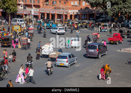 Jaipur, Rajasthan, India. A metà giornata, traffico con elefante, nel centro cittadino di Jaipur. Foto Stock