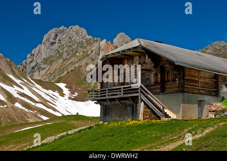 Alp cabina in corrispondenza del piede della Dent de Ruth picco nel calcare Gastlosen mountain range, Abländschen, Svizzera Foto Stock