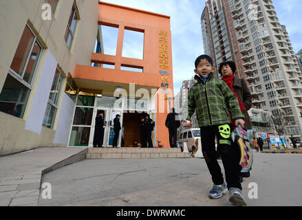 (140313) -- Xi'an, 13 marzo 2014 (Xinhua) -- un genitore e un bambino hanno una passeggiata al di fuori della Fengyun Lanwan Kindergarten, che è stato chiuso per dare ai bambini di farmaci antivirali, a Xi'an, capitale della Cina nord-occidentale della provincia di Shaanxi, 13 marzo 2014. Il Fengyun Lanwan Kindergarten e Hongji Xincheng Kindergarten qui sono state chiuse il 11 marzo dopo i genitori divulgato la scuola è stata per lungo tempo la somministrazione di farmaci antivirali per bambini. La polizia ha messo il asili privati' rappresentante legale, principale e kindergarten medico nella custodia. Alcuni genitori dice Xinhua i loro bambini sono state vivendo il disco Foto Stock