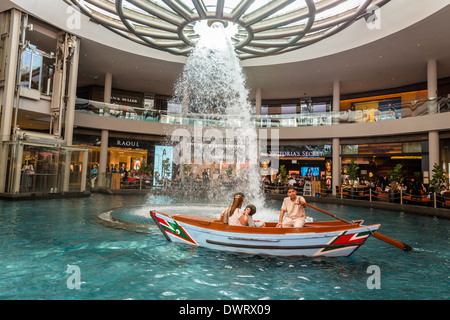 Gondola in Singapore Marina Bay Sands Shopping Mall, pioggia Oculus, Singapore Foto Stock