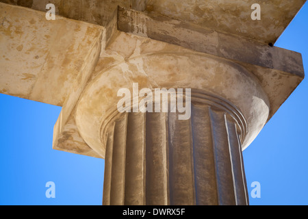 Dorico classico esempio di ordine con la parte superiore della colonna e il capitale Foto Stock