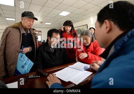 (140313) -- Xi'an, 13 marzo 2014 (Xinhua) -- i genitori registrati gratuitamente gli esami fisici per i bambini che hanno dato i farmaci antivirali da asili a Xi'an, capitale della Cina nord-occidentale della provincia di Shaanxi, 13 marzo 2014. Il Fengyun Lanwan Kindergarten e Hongji Xincheng Kindergarten qui sono state chiuse il 11 marzo dopo i genitori divulgato la scuola è stata per lungo tempo la somministrazione della medicina di prescrizione moroxydine ABOB per anni per i bambini. Alcuni genitori dice Xinhua i loro bambini sono state vivendo il disagio con diversi sintomi, comprese le vertigini, dolore alle gambe e stomachaches. Il governo ha offerto Foto Stock