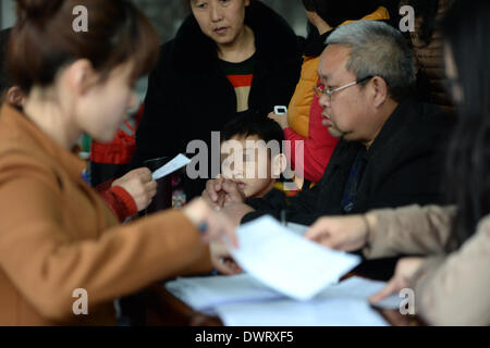 (140313) -- Xi'an, 13 marzo 2014 (Xinhua) -- i genitori registrati gratuitamente gli esami fisici per i bambini che hanno dato i farmaci antivirali da asili a Xi'an, capitale della Cina nord-occidentale della provincia di Shaanxi, 13 marzo 2014. Il Fengyun Lanwan Kindergarten e Hongji Xincheng Kindergarten qui sono state chiuse il 11 marzo dopo i genitori divulgato la scuola è stata per lungo tempo la somministrazione della medicina di prescrizione moroxydine ABOB per anni per i bambini. Alcuni genitori dice Xinhua i loro bambini sono state vivendo il disagio con diversi sintomi, comprese le vertigini, dolore alle gambe e stomachaches. Il governo ha offerto Foto Stock