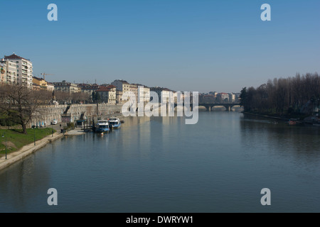 Il fiume Po e i Murazzi torino, Italia Foto Stock