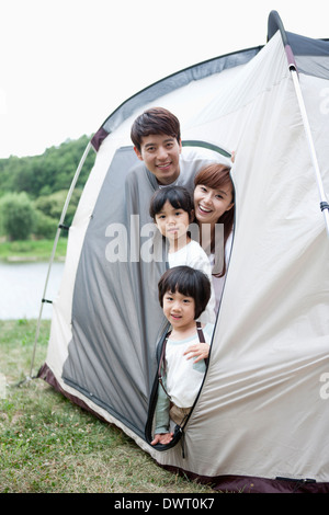 Una famiglia all'interno di una tenda da campeggio Foto Stock