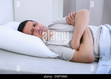 Uomo con insonnia Foto Stock