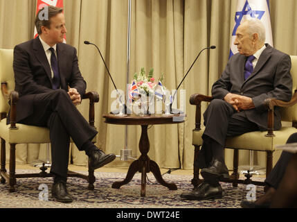 Gerusalemme, Israele. Xii Mar, 2014. La visita del Primo Ministro britannico David Cameron (L) incontra il presidente israeliano Shimon Peres al presidente israeliano ha la residenza in Gerusalemme, il 12 marzo 2014. Primo Ministro britannico David Cameron Mercoledì ha invitato la Knesset (parlamento) a raggiungere per la storica pace con i palestinesi, durante la sua prima visita in Israele come primo ministro. Credito: piscina/Dan Balitly/Xinhua/Alamy Live News Foto Stock