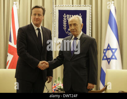 Gerusalemme, Israele. Xii Mar, 2014. La visita del Primo Ministro britannico David Cameron (L) stringe la mano con il presidente israeliano Shimon Peres durante il loro incontro al presidente israeliano ha la residenza in Gerusalemme, il 12 marzo 2014. Primo Ministro britannico David Cameron Mercoledì ha invitato la Knesset (parlamento) a raggiungere per la storica pace con i palestinesi, durante la sua prima visita in Israele come primo ministro. Credito: piscina/Dan Balitly/Xinhua/Alamy Live News Foto Stock