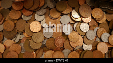 Un mucchio di cambiamento allentato - REGNO UNITO MONETE e uno strano 5 cent Foto Stock