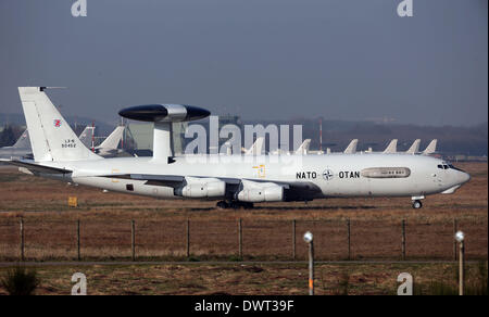 Geilenkirchen, Germania. Il 13 marzo 2014. Un avvertimento di AWACS e controllo prpars aeromobile a decollo presso la NATO airbase in Geilenkirchen, 13 marzo 2014. Per una migliore osservazione della crisi in Ucraina, la NATO ha schierato due velivoli di sorveglianza per la Polonia e la Romania. Foto: OLIVER BERG/dpa/Alamy Live News Foto Stock