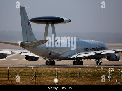 Geilenkirchen, Germania. Il 13 marzo 2014. Un avvertimento di AWACS e controllo prpars aeromobile a decollo presso la NATO airbase in Geilenkirchen, 13 marzo 2014. Per una migliore osservazione della crisi in Ucraina, la NATO ha schierato due velivoli di sorveglianza per la Polonia e la Romania. Foto: OLIVER BERG/dpa/Alamy Live News Foto Stock