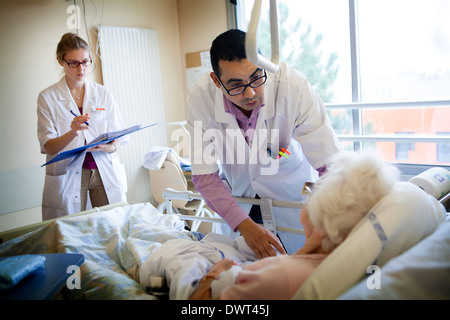 Medico con il paziente Foto Stock