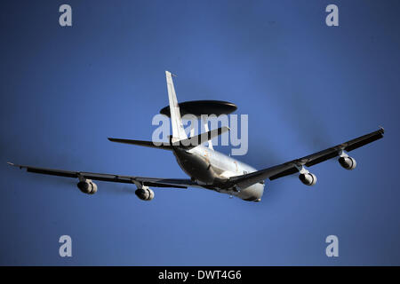 Geilenkirchen, Germania. Il 13 marzo 2014. Un avvertimento di AWACS e il controllo aereo vola sopra la base aerea della NATO in Geilenkirchen, 13 marzo 2014. Per una migliore osservazione della crisi in Ucraina, la NATO ha schierato due velivoli di sorveglianza per la Polonia e la Romania. Foto: OLIVER BERG/dpa/Alamy Live News Foto Stock