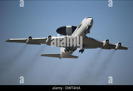 Geilenkirchen, Germania. Il 13 marzo 2014. Un avvertimento di AWACS e il controllo aereo decolla presso la NATO airbase in Geilenkirchen, 13 marzo 2014. Per una migliore osservazione della crisi in Ucraina, la NATO ha schierato due velivoli di sorveglianza per la Polonia e la Romania. Foto: OLIVER BERG/dpa/Alamy Live News Foto Stock