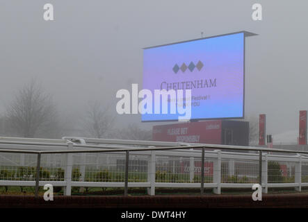Cheltenham, Regno Unito. Il 13 marzo 2014. Atmosfera di nebbia di una linea di finitura a Cheltenham Gold Cup Festival 2014. Credito: Jules annan/Alamy Live News Foto Stock