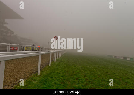 Cheltenham, Regno Unito. Il 13 marzo 2014. Atmosfera di nebbia di una linea di finitura a Cheltenham Gold Cup Festival 2014. Credito: Jules annan/Alamy Live News Foto Stock