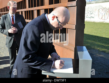 Berlino, Germania. 13 Mar, 2014. La Repubblica ceca è il primo ministro Bohuslav Sobotka visita il Memoriale del Muro di Berlino in Berlino, Germania, 13 marzo 2014. Credito: Jakub Strihavka/CTK foto/Alamy Live News Foto Stock