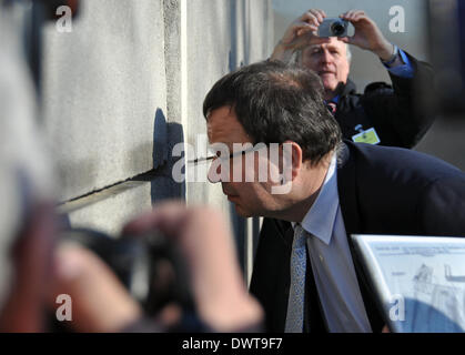 Berlino, Germania. 13 Mar, 2014. Ministro ceco di industria e commercio Jan Mladek visita il Memoriale del Muro di Berlino in Berlino, Germania, 13 marzo 2014. Credito: Jakub Strihavka/CTK foto/Alamy Live News Foto Stock