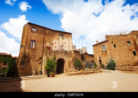 La piazza centrale e di vecchi edifici di Bagnoregio, Lazio, Italia Foto Stock