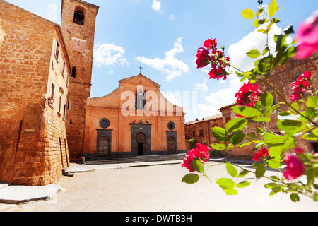 Piazza e Chiesa di San Donato. Civita di Bagnoregio attraverso i fiori, Lazio, Italia Foto Stock