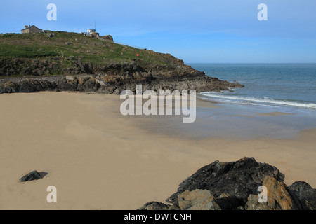 La molla vista della spiaggia di Porthgwidden verso l' Isola', West Cornwall, England, Regno Unito Foto Stock