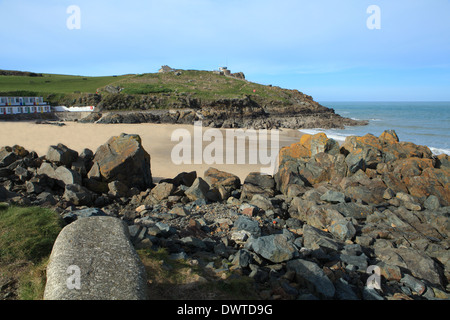 La molla vista della spiaggia di Porthgwidden verso l' Isola', West Cornwall, England, Regno Unito Foto Stock