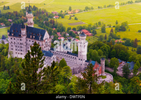 Il castello di Neuschwanstein e il villaggio successivo e vista panoramica Foto Stock