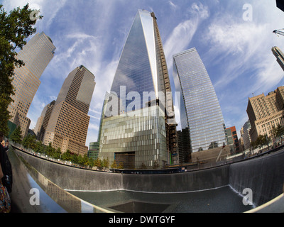 Vista fisheye del nuovo World Trade Center e la fontana commemorativa a Ground Zero di New York 5 Foto Stock