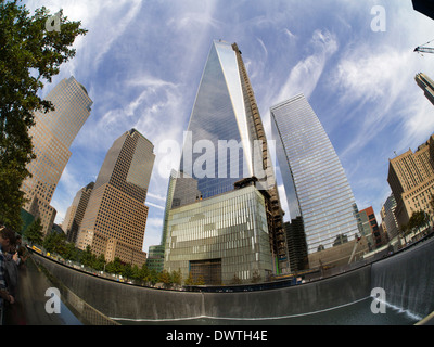 Vista fisheye del nuovo World Trade Center e la fontana commemorativa a Ground Zero di New York 4 Foto Stock