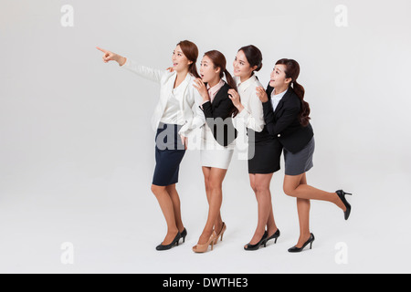 Un gruppo di donne di business guardando qualcosa Foto Stock