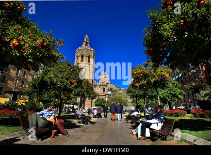 Una vista generale delle persone e rilassante andare circa la loro giornata nella Plaza de la Reina, Valencia, Spagna Foto Stock