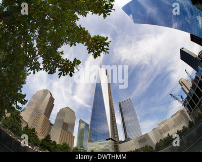 Vista fisheye del nuovo World Trade Center e la fontana commemorativa a Ground Zero di New York Foto Stock