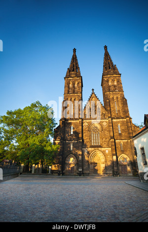 Pietro e Paolo nella cattedrale di Vysehrad di Praga sul tramonto Foto Stock
