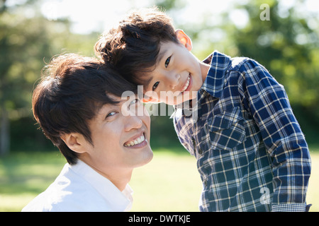 Un padre giocando con il figlio nella Natura Foto Stock