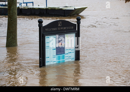 Una informazione turistica segno a Worcester, Regno Unito, sotto l'acqua dopo il fiume Severn scoppiare le sue banche Foto Stock