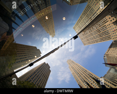 Riflessioni in una finestra del negozio - Vista fisheye al Rockefeller Center di New York STATI UNITI D'AMERICA Foto Stock