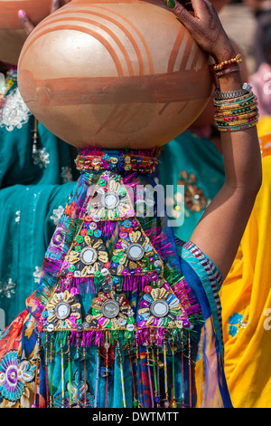 Abhaneri, Rajasthan, India. Sequined multicolore Copricapo di una donna che cammina per una sposa in casa di un pre-la celebrazione dei matrimoni. Foto Stock