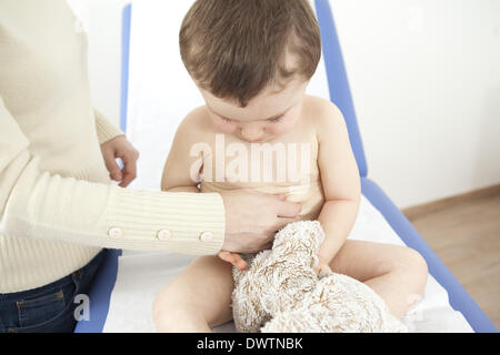 Bambino di auscultazione Foto Stock