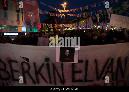 Kadikoy, Istanbul, Turchia. 11 marzo 2014. A seguito della morte di Berkin Elvan, manifestanti si radunano nelle piazze pubbliche su tutto il territorio nazionale. Anche se è iniziato come una manifestazione nonviolenta, con l'intervento della polizia barricate sono accese durante gli scontri tra manifestanti e forze di polizia in Kadikoy.Berkin Elvan, un ragazzo di 15 anni colpita da un gas lacrimogeni canister durante Gezi Park proteste, morì dopo 269 giorni in coma. La sua morte ha scintillato oltraggio contro governi " tattiche violente per sottomettere le proteste. Credito: Bikem Ekberzade/Alamy Live News Foto Stock