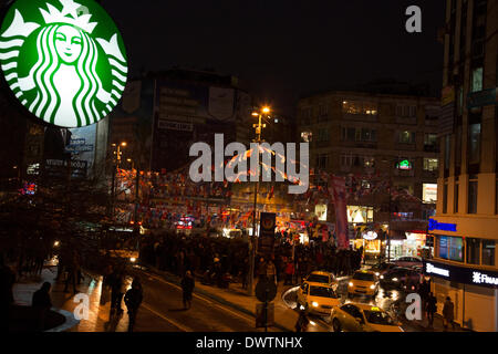 Kadikoy, Istanbul, Turchia. 11 marzo 2014. A seguito della morte di Berkin Elvan, manifestanti si radunano nelle piazze pubbliche su tutto il territorio nazionale. Anche se è iniziato come una manifestazione nonviolenta, con l'intervento della polizia barricate sono accese durante gli scontri tra manifestanti e forze di polizia in Kadikoy.Berkin Elvan, un ragazzo di 15 anni colpita da un gas lacrimogeni canister durante Gezi Park proteste, morì dopo 269 giorni in coma. La sua morte ha scintillato oltraggio contro governi " tattiche violente per sottomettere le proteste. Credito: Bikem Ekberzade/Alamy Live News Foto Stock