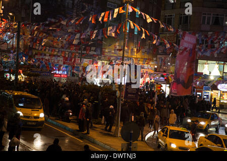 Kadikoy, Istanbul, Turchia. 11 marzo 2014. A seguito della morte di Berkin Elvan, manifestanti si radunano nelle piazze pubbliche su tutto il territorio nazionale. Anche se è iniziato come una manifestazione nonviolenta, con l'intervento della polizia barricate sono accese durante gli scontri tra manifestanti e forze di polizia in Kadikoy.Berkin Elvan, un ragazzo di 15 anni colpita da un gas lacrimogeni canister durante Gezi Park proteste, morì dopo 269 giorni in coma. La sua morte ha scintillato oltraggio contro governi " tattiche violente per sottomettere le proteste. Credito: Bikem Ekberzade/Alamy Live News Foto Stock