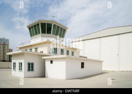 Torre di controllo Al Mahatta Museum, il conservato ex Aeroporto di Sharjah Emirati Arabi Uniti Foto Stock