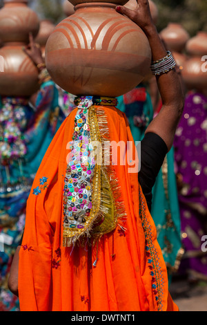 Abhaneri, Rajasthan, India. Sequined multicolore Copricapo di una donna che cammina per una sposa in casa di un pre-la celebrazione dei matrimoni. Foto Stock